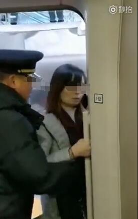 女子挡门强行阻拦高铁发车:我老公来我就走!