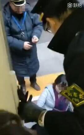 女子挡门强行阻拦高铁发车:我老公来我就走!
