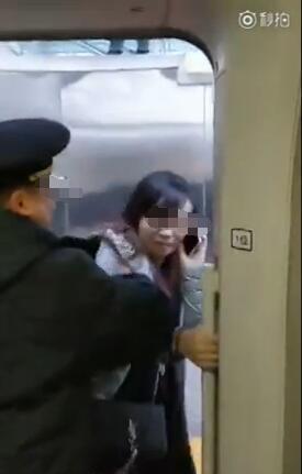 女子挡门强行阻拦高铁发车:我老公来我就走!