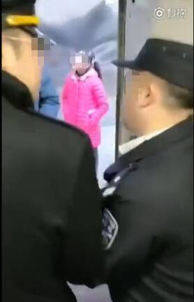 女子挡门强行阻拦高铁发车:我老公来我就走!