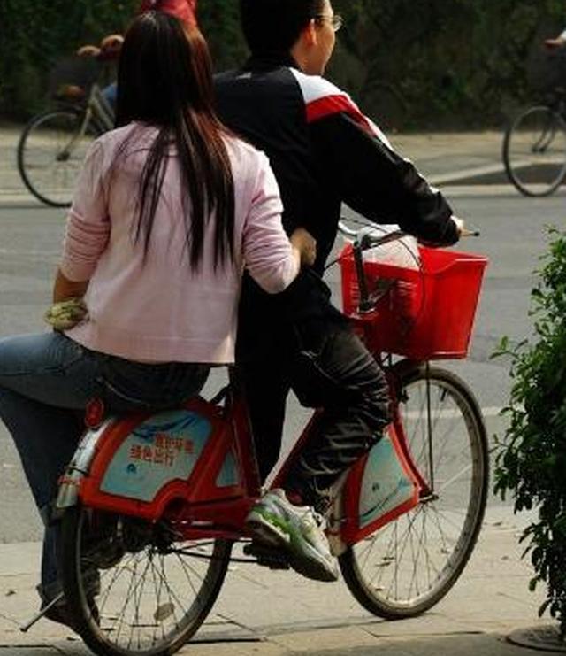 宁愿坐宝马车里哭,也不愿坐在自行车上笑的女人,都混成啥样了?