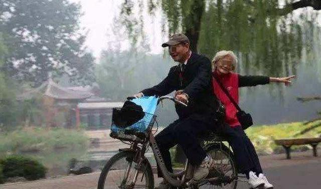 宁愿坐宝马车里哭,也不愿坐在自行车上笑的女人,都混成啥样了?