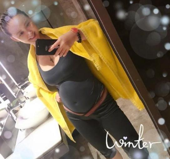 张歆艺挺巨肚现身，精致小女人变水桶腰宝妈，这才是孕妈的样子