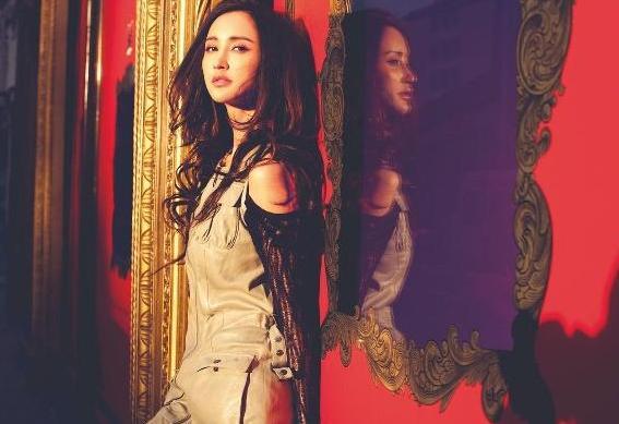 张歆艺挺巨肚现身，精致小女人变水桶腰宝妈，这才是孕妈的样子