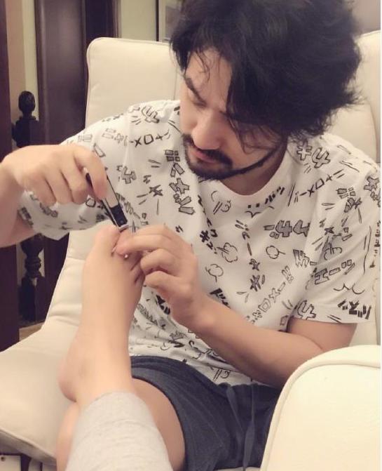 张歆艺挺巨肚现身，精致小女人变水桶腰宝妈，这才是孕妈的样子