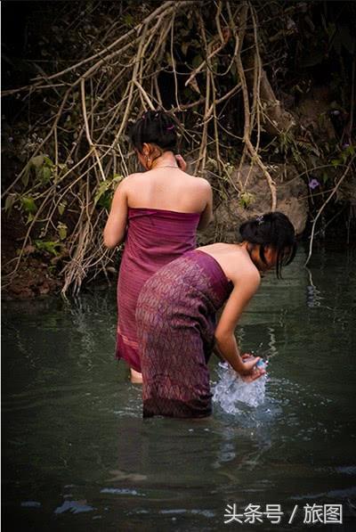 实拍：老挝女人河边沐浴美景