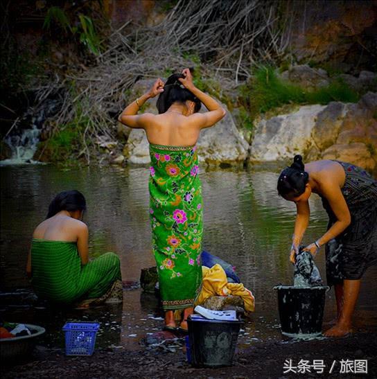 实拍：老挝女人河边沐浴美景
