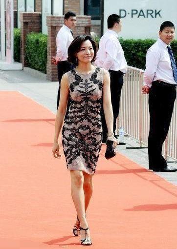 43岁的董卿出席活动,穿衣打扮很有女人味,两个保安都看呆了!