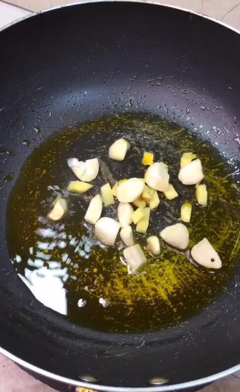 大厨教你家常炒龙虾尾做法,多加这一步,龙虾麻辣鲜香吃着过瘾