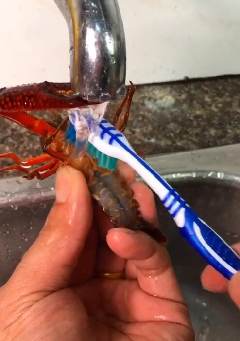 大厨教你家常炒龙虾尾做法,多加这一步,龙虾麻辣鲜香吃着过瘾