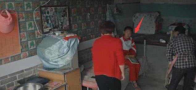 变形计:农村女孩只穿校服,继母光鲜亮丽,网友:连新妈妈都不如