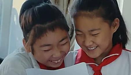 变形计:农村女孩只穿校服,继母光鲜亮丽,网友:连新妈妈都不如