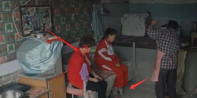 变形计:农村女孩只穿校服,继母光鲜亮丽,网友:连新妈妈都不如