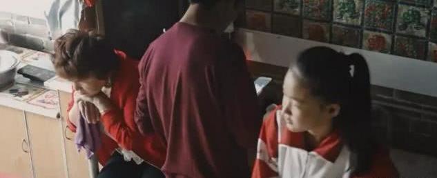 变形计:农村女孩只穿校服,继母光鲜亮丽,网友:连新妈妈都不如