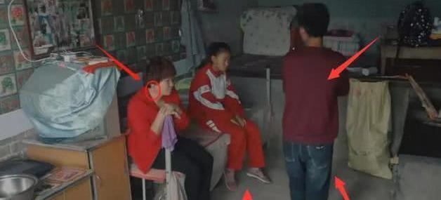 变形计:农村女孩只穿校服,继母光鲜亮丽,网友:连新妈妈都不如