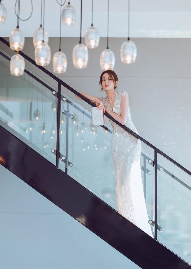 迪丽热巴下台时摔倒为不影响节目进度,迅速起身走下台网友:心疼