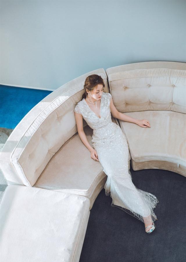 迪丽热巴下台时摔倒为不影响节目进度,迅速起身走下台网友:心疼