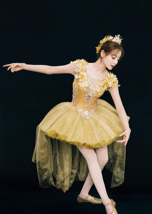 迪丽热巴下台时摔倒为不影响节目进度,迅速起身走下台网友:心疼