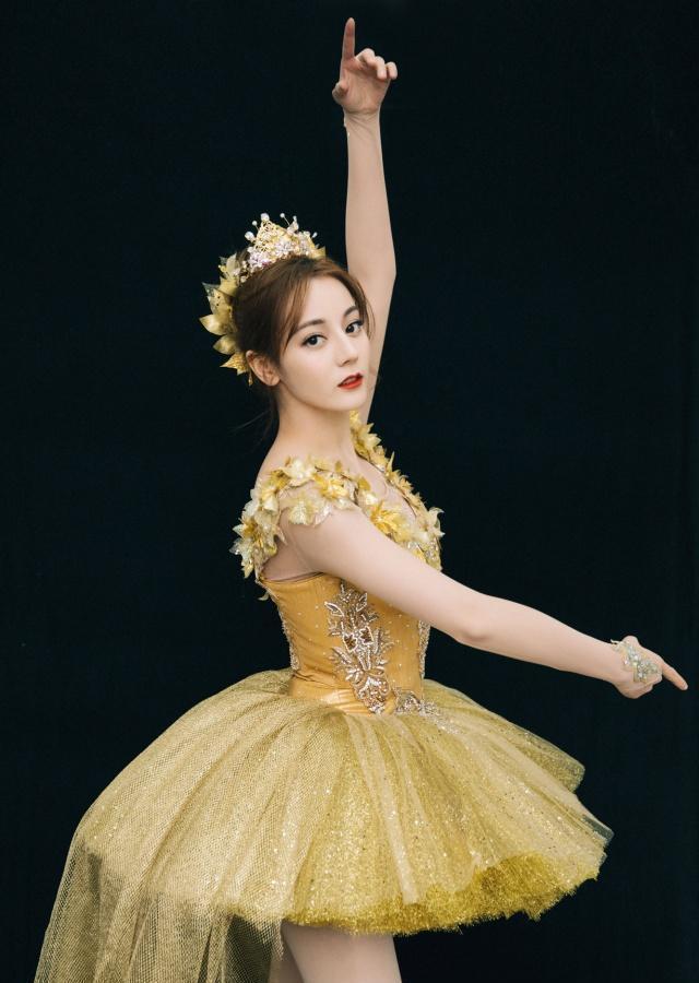 迪丽热巴下台时摔倒为不影响节目进度,迅速起身走下台网友:心疼