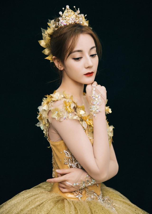 迪丽热巴下台时摔倒为不影响节目进度,迅速起身走下台网友:心疼