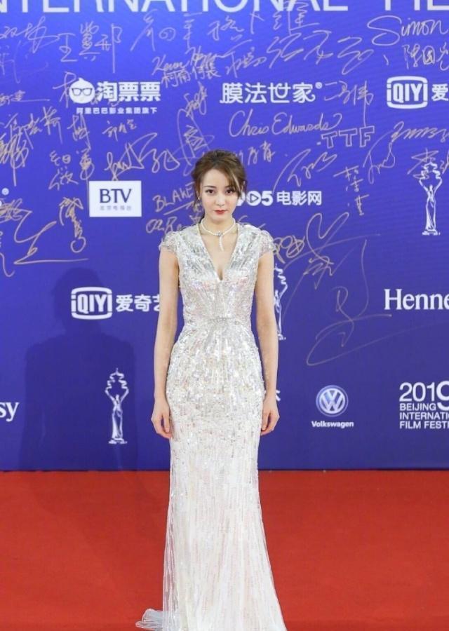 迪丽热巴下台时摔倒为不影响节目进度,迅速起身走下台网友:心疼