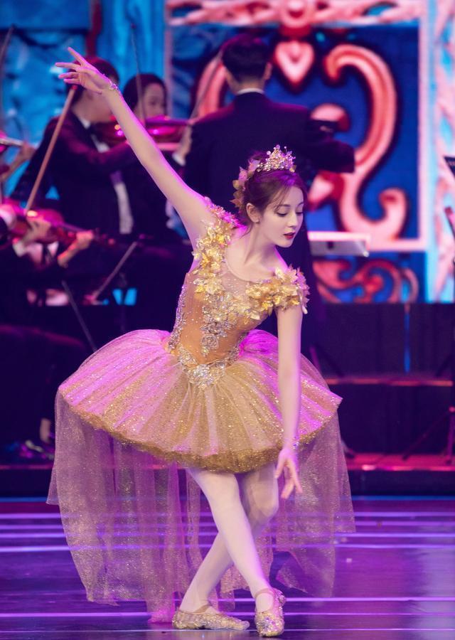 迪丽热巴下台时摔倒为不影响节目进度,迅速起身走下台网友:心疼