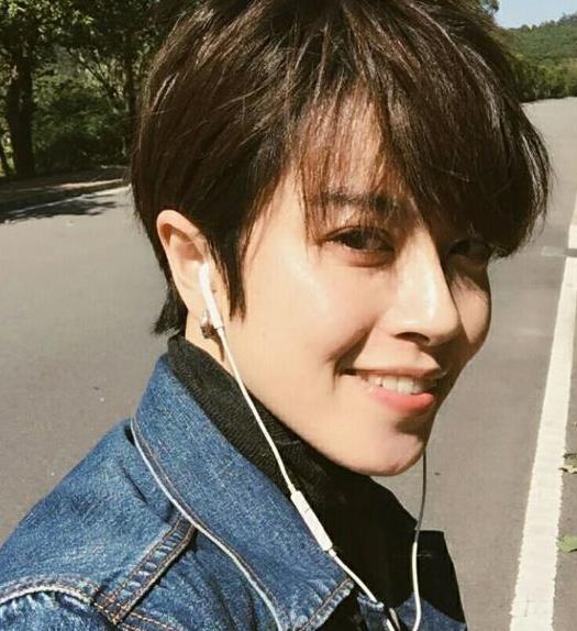 《小女花不弃》中她反串男二号,饰演林依晨哥哥,网友:邢恩最帅