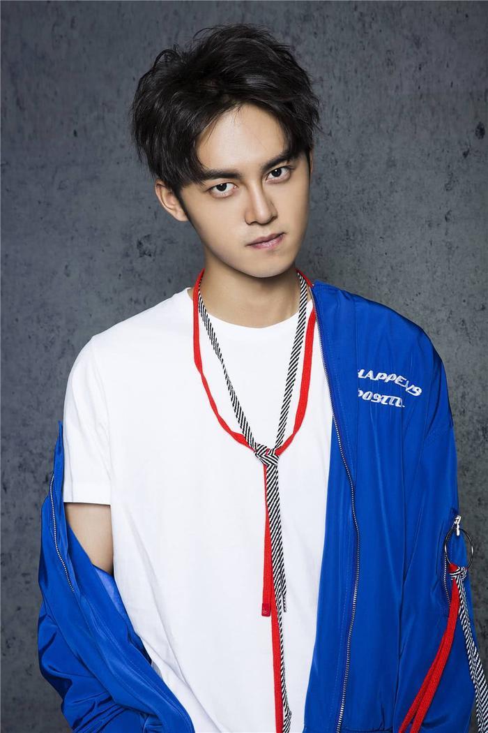 阚清子牵手小7岁谢彬彬，金鹰失利，情场得意？网友：又是姐弟恋