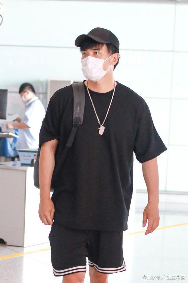 何洁前夫赫子铭穿短T热裤亮相北京机场，身材高大造型简约又帅气