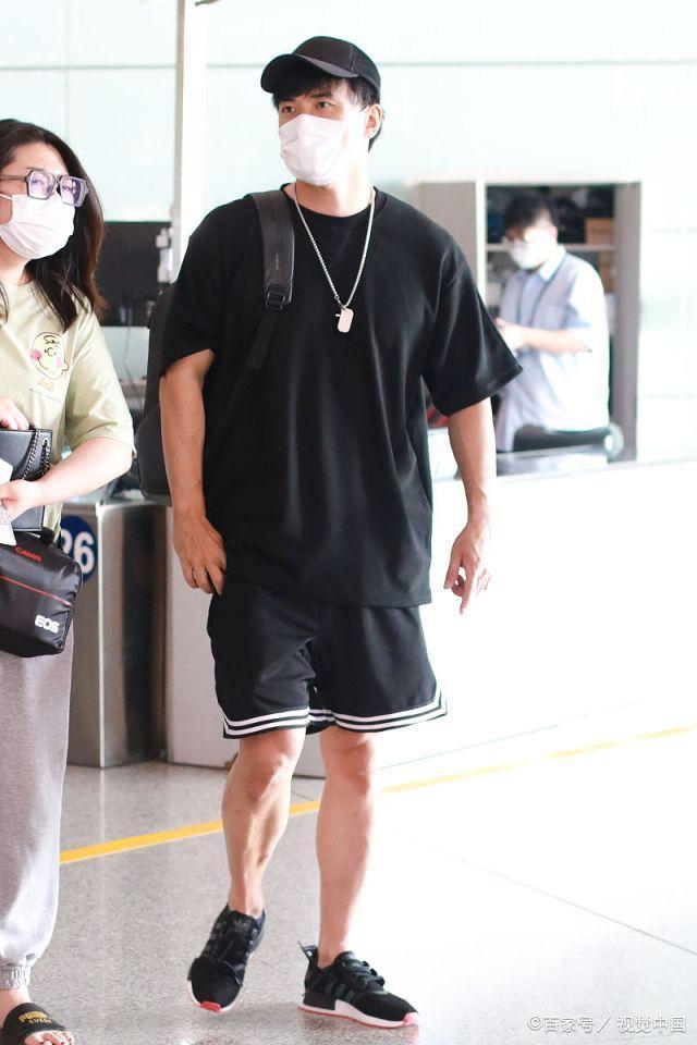 何洁前夫赫子铭穿短T热裤亮相北京机场，身材高大造型简约又帅气