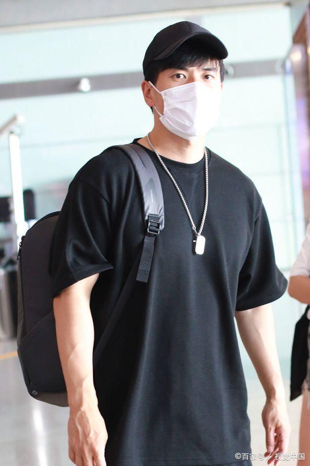 何洁前夫赫子铭穿短T热裤亮相北京机场，身材高大造型简约又帅气