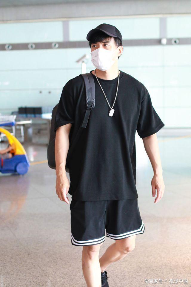 何洁前夫赫子铭穿短T热裤亮相北京机场，身材高大造型简约又帅气