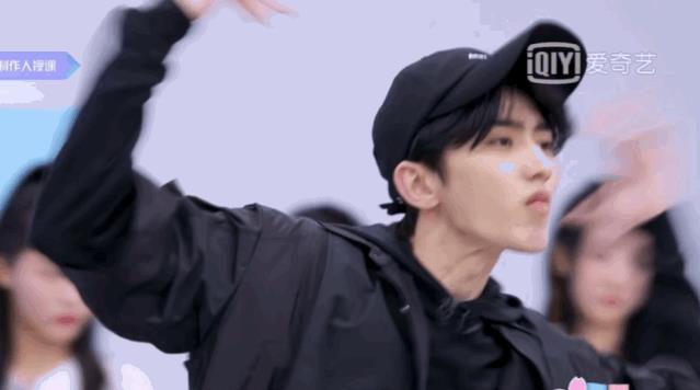 壹知肤:黑色头发显土?这几款发型分分钟让你美出天际!