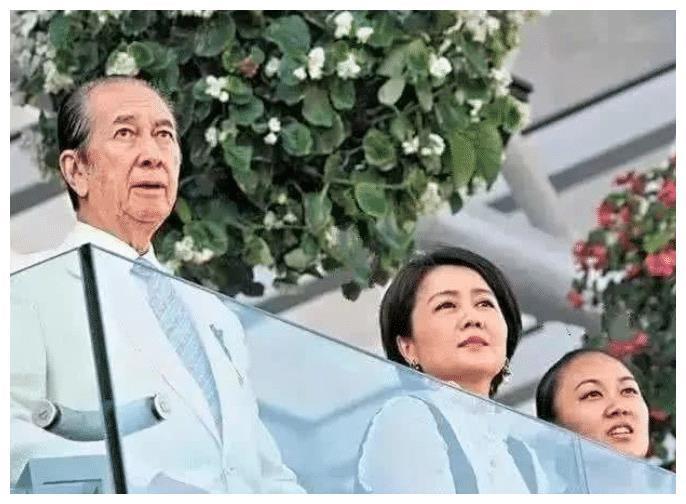 邓咏诗为什么不想嫁入豪门,放弃赌王五太之位