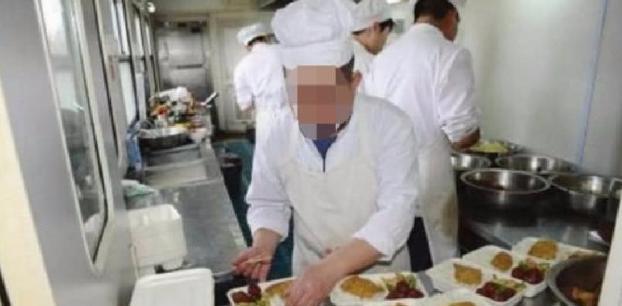 揭秘火车上的盒饭为什么卖到那么贵,看完厨师做饭你就知道了