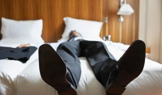 晚上住宾馆为什么一定要开厕所灯?长期出差的人告诉你事实真相