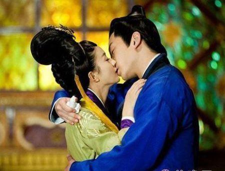 赵丽颖吻戏合集:前4位都是“假的”,最后一位才是“真的”!