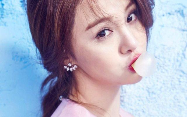 郑爽放飞自我?人设崩塌?其实她只不过在坚持做自己