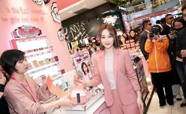 被杨紫“新”发型和发型惊艳了,2019年染这款摩卡色,减龄又时尚