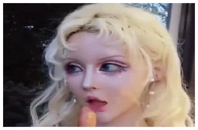 她网红出身,因嘴巴太小吃香肠困难,卸妆后网友都不淡定了