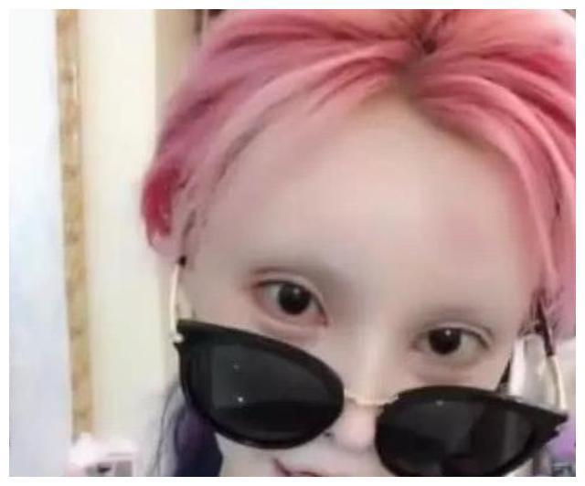 她网红出身,因嘴巴太小吃香肠困难,卸妆后网友都不淡定了