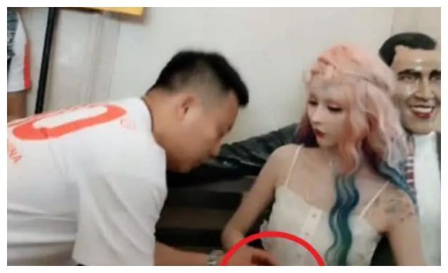 她网红出身,因嘴巴太小吃香肠困难,卸妆后网友都不淡定了