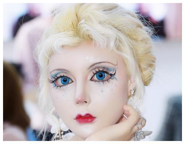 她网红出身,因嘴巴太小吃香肠困难,卸妆后网友都不淡定了