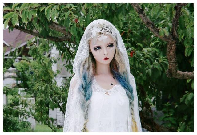 她网红出身,因嘴巴太小吃香肠困难,卸妆后网友都不淡定了