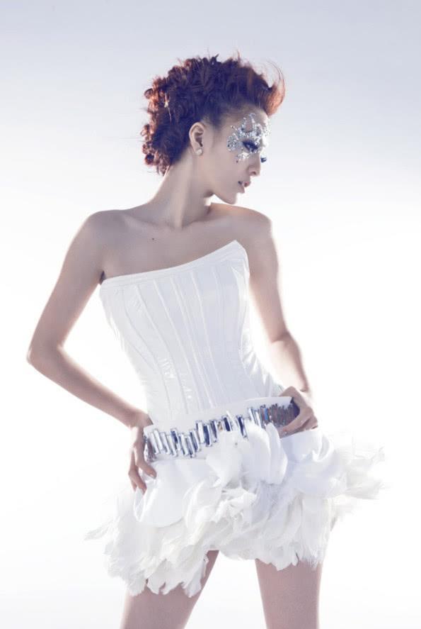 张韶涵素颜连口红也不抹了!穿铅笔裤一口气扣三颗扣子,还是显大