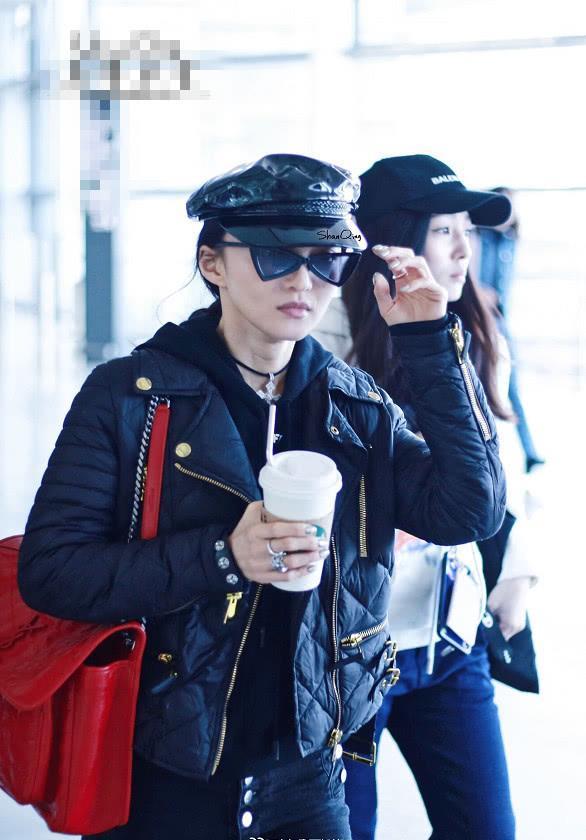 张韶涵素颜连口红也不抹了!穿铅笔裤一口气扣三颗扣子,还是显大