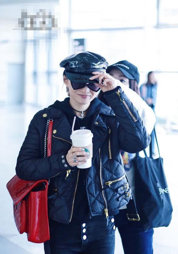 张韶涵素颜连口红也不抹了!穿铅笔裤一口气扣三颗扣子,还是显大