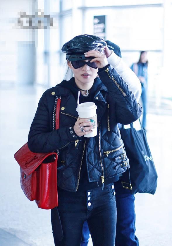 张韶涵素颜连口红也不抹了!穿铅笔裤一口气扣三颗扣子,还是显大