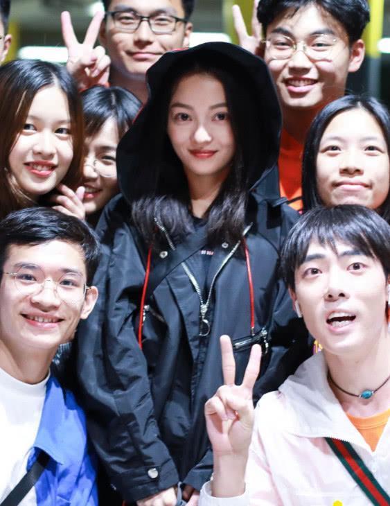 张韶涵素颜连口红也不抹了!穿铅笔裤一口气扣三颗扣子,还是显大