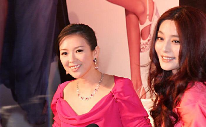 章子怡范冰冰10年前罕见合影，同穿粉红色礼服，差距大令人意外